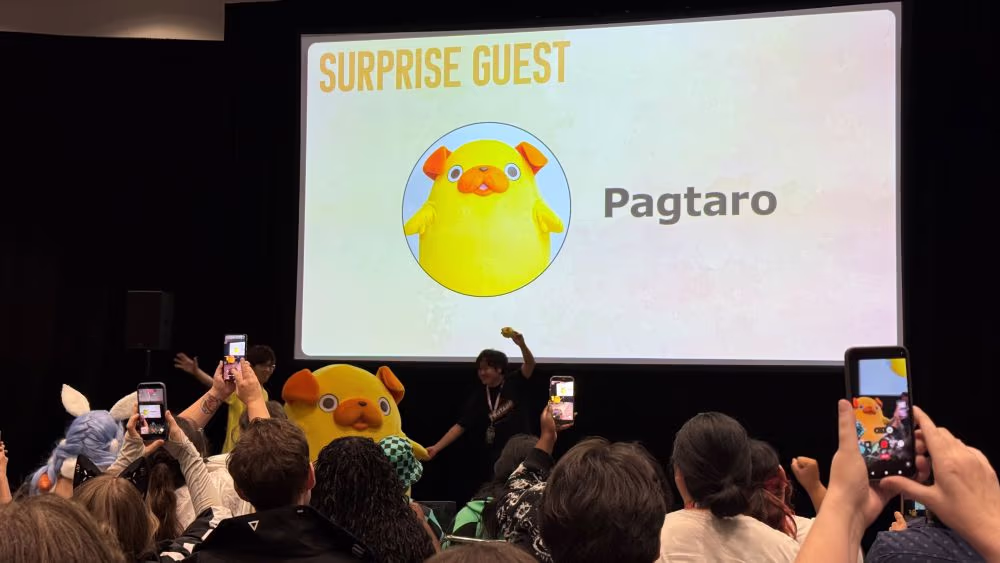 パグ太郎がサプライズゲストとして登場している様子
